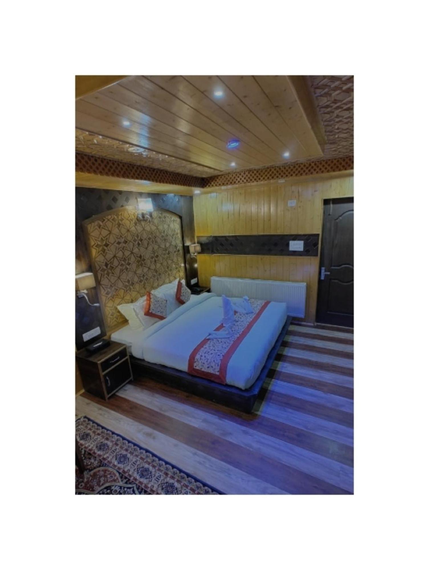 Hotel Shanu Premium Gulmarg Ngoại thất bức ảnh